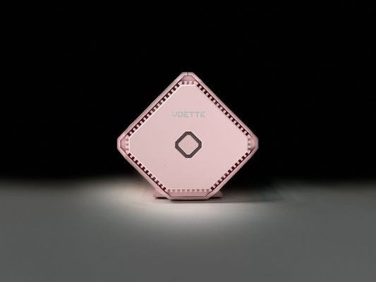 Компактный белый очиститель воздуха для небольших помещений и автомобилей устраняет запахи табачного дыма и сигар