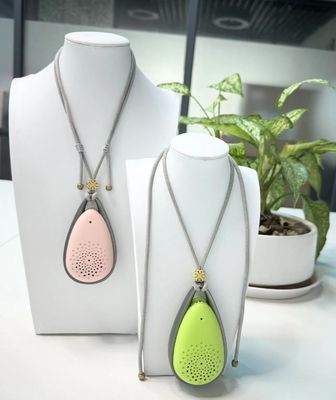 Легкий 74 граммовый носимый очиститель воздуха с продолжительностью службы 21 час